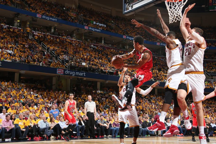 Derrick Rose, Bulls, in pass, elude la difesa avversaria (Getty Images)